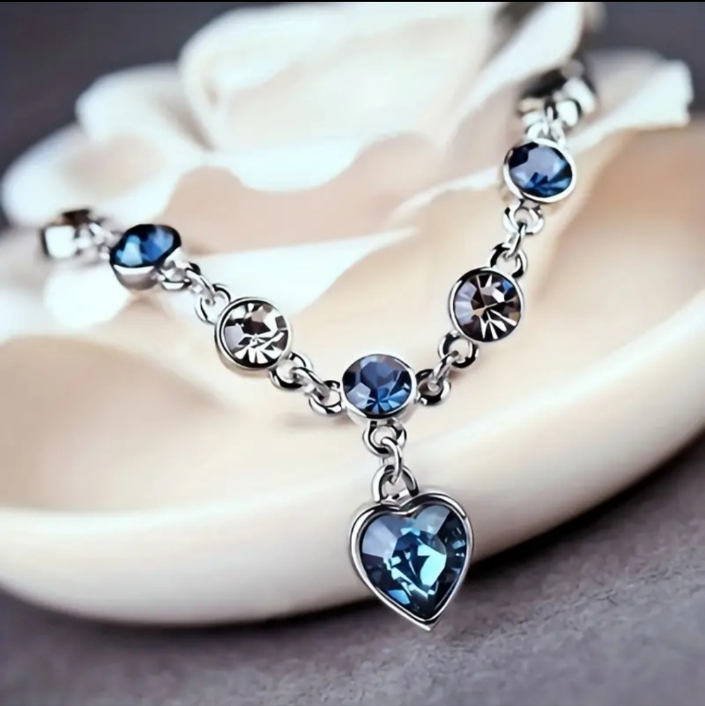 Womens fashion bracelet blue heart lobster claw closure, adjustable 7.5-9"